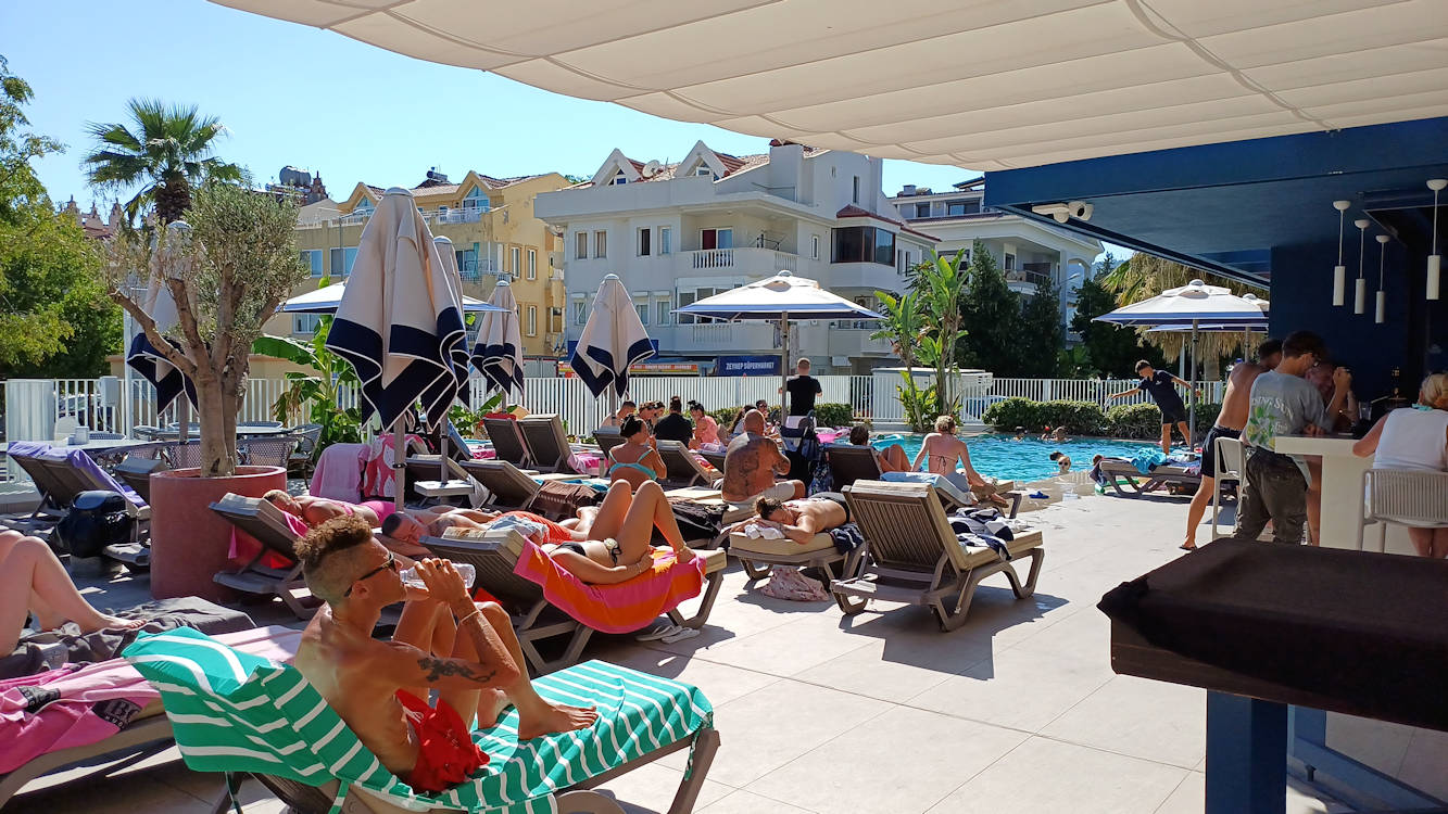 Aegean Princess Apartments Swimming Pool & Garden